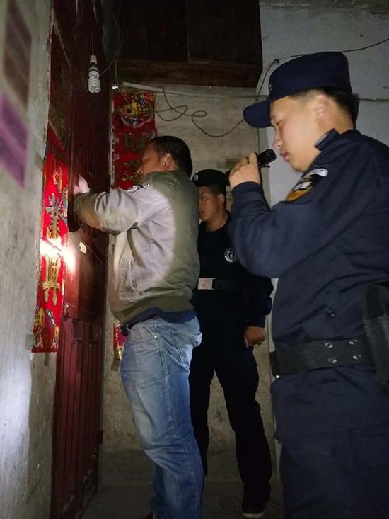 高雄粗心妈妈误将幼女锁家中 民警全城寻开锁师傅开门