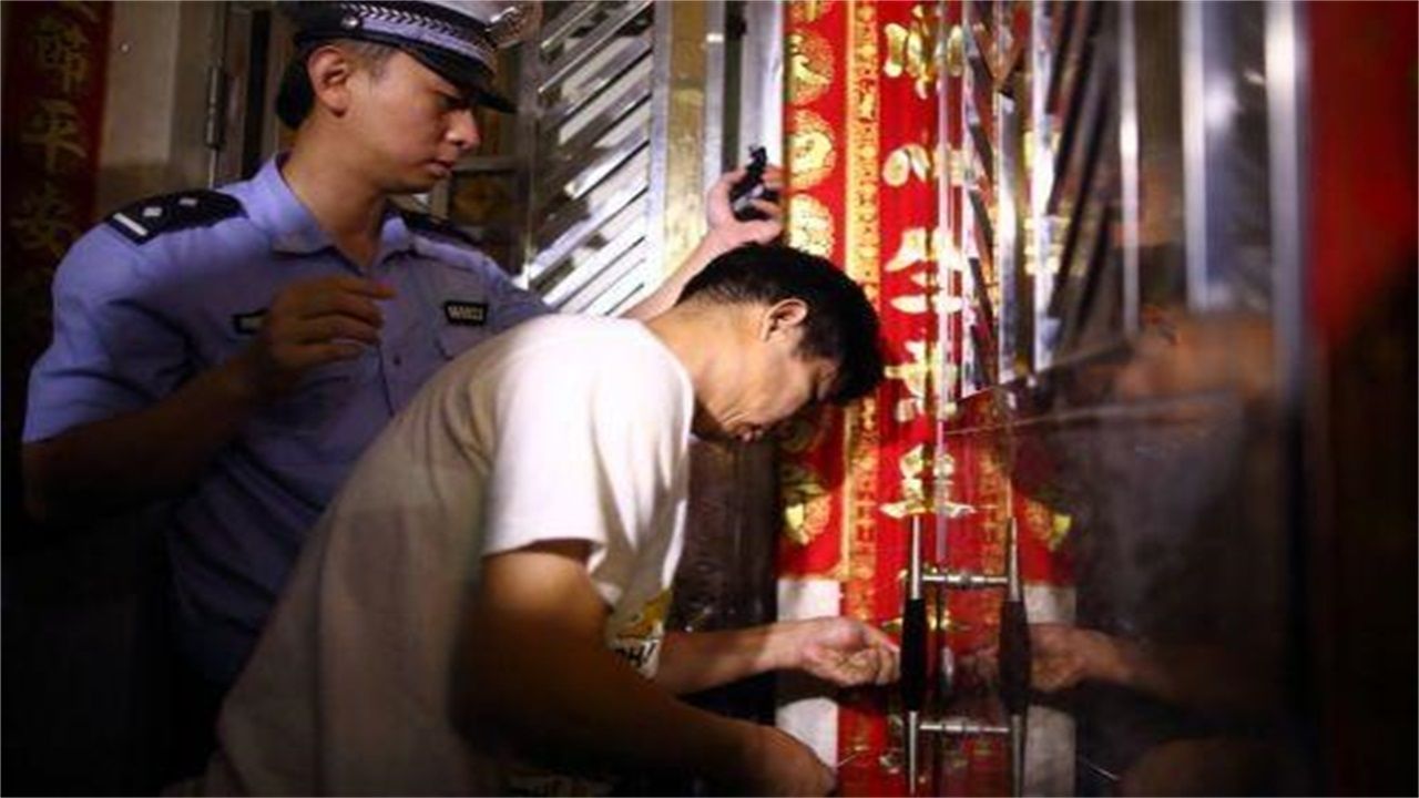 高雄请开锁师傅开了锁后，师傅为什么一般都不进门，就算主人请也不进去？